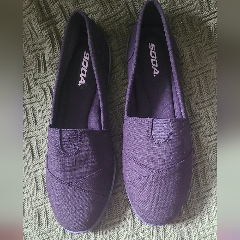 New Soda black canvas slip ons sz 10